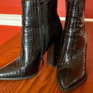 Amazing black shiny alligator skin heeled ankle booties
